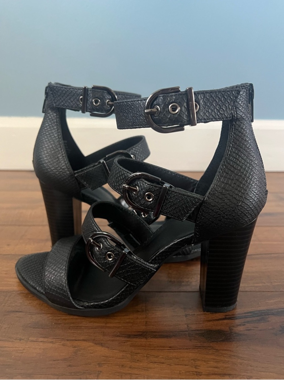 Vera Wang Strap Heel Sandal - Size 6.5 - Picture 2 of 11